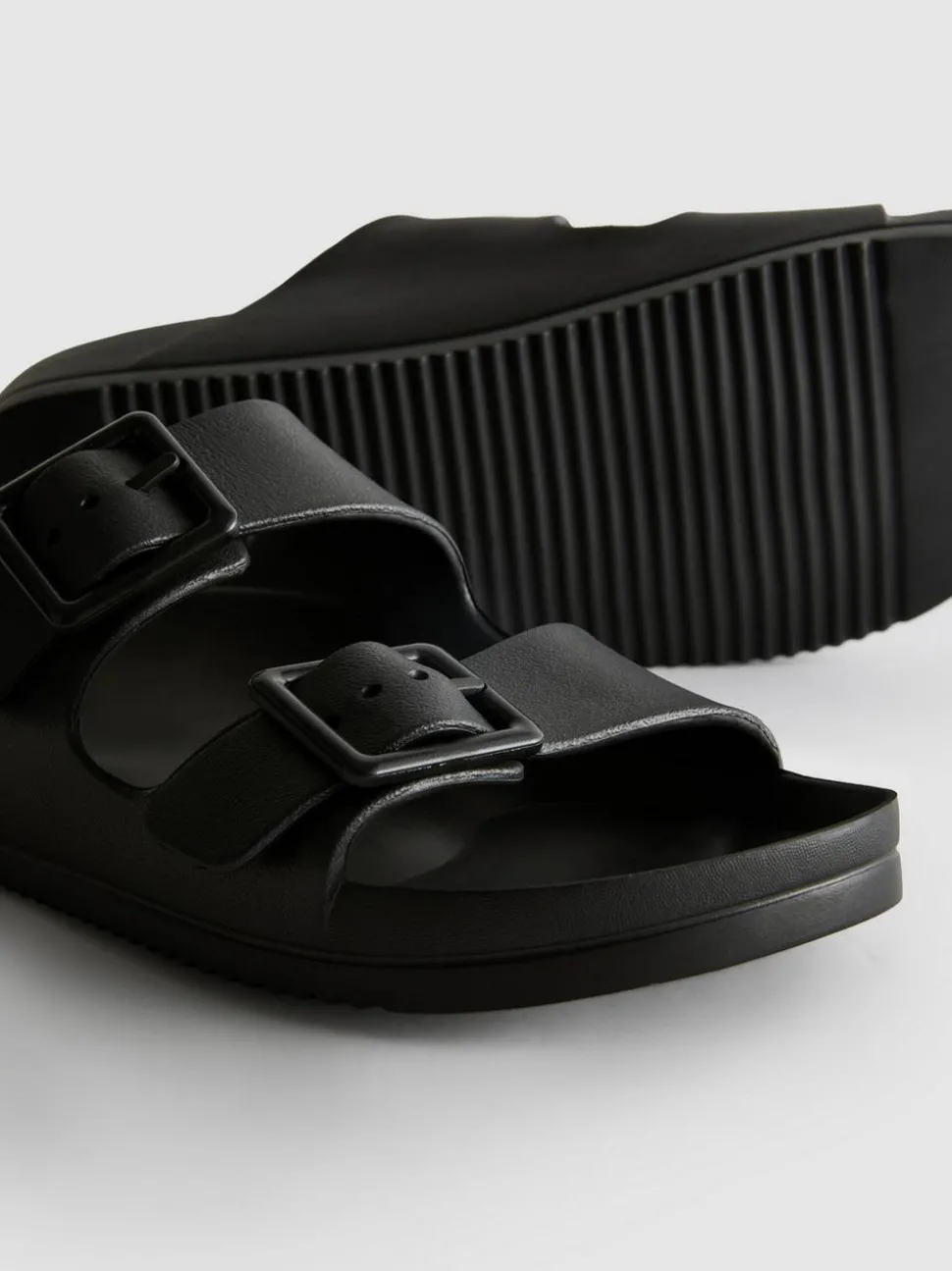 Sandalen mit Schnallenriemen und dicker Sohle