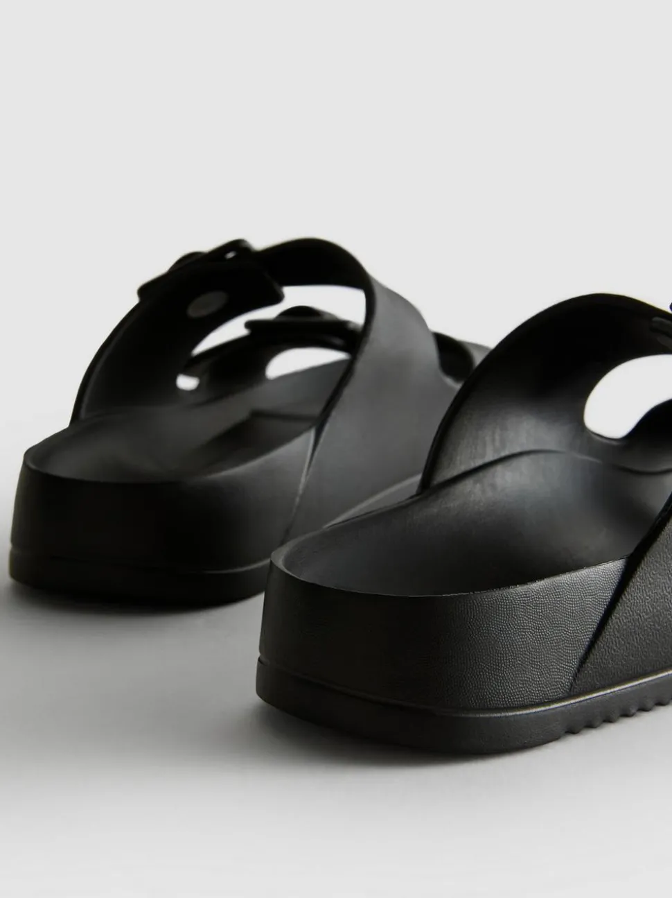 Sandalen mit Schnallenriemen und dicker Sohle