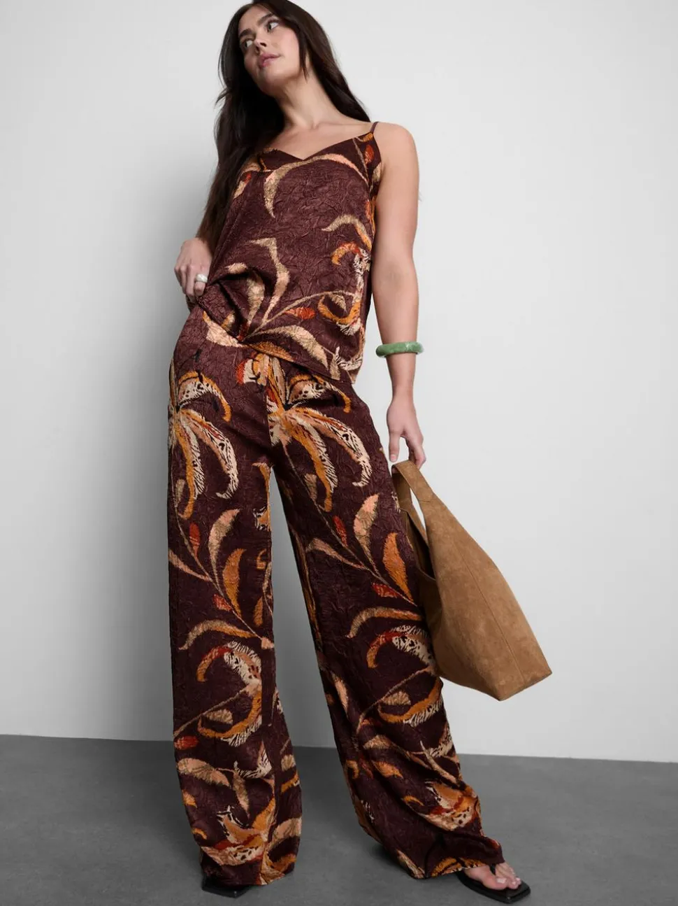 Satin-Hose in Knitteroptik mit weitem Bein und Blumenmuster