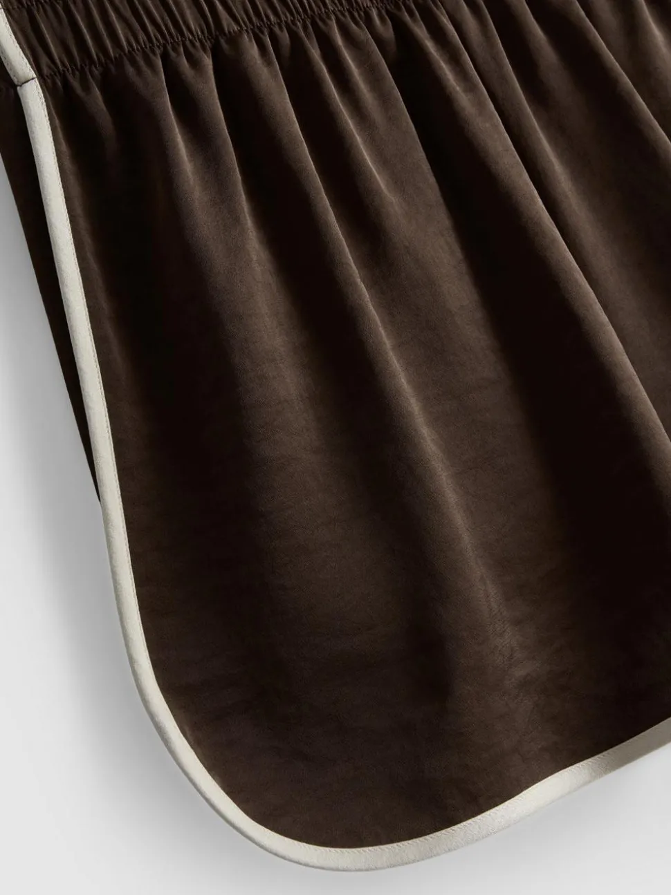 Satin-Laufshorts mit Paspelierung
