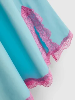 Satin-Negligé in Minilänge mit Spitzenbesatz