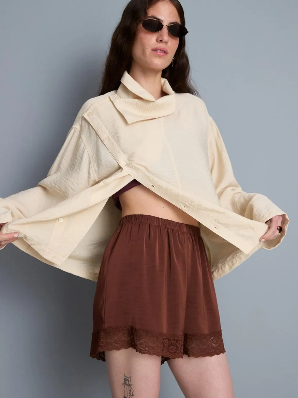 Satin-Shorts mit Spitzenbesatz