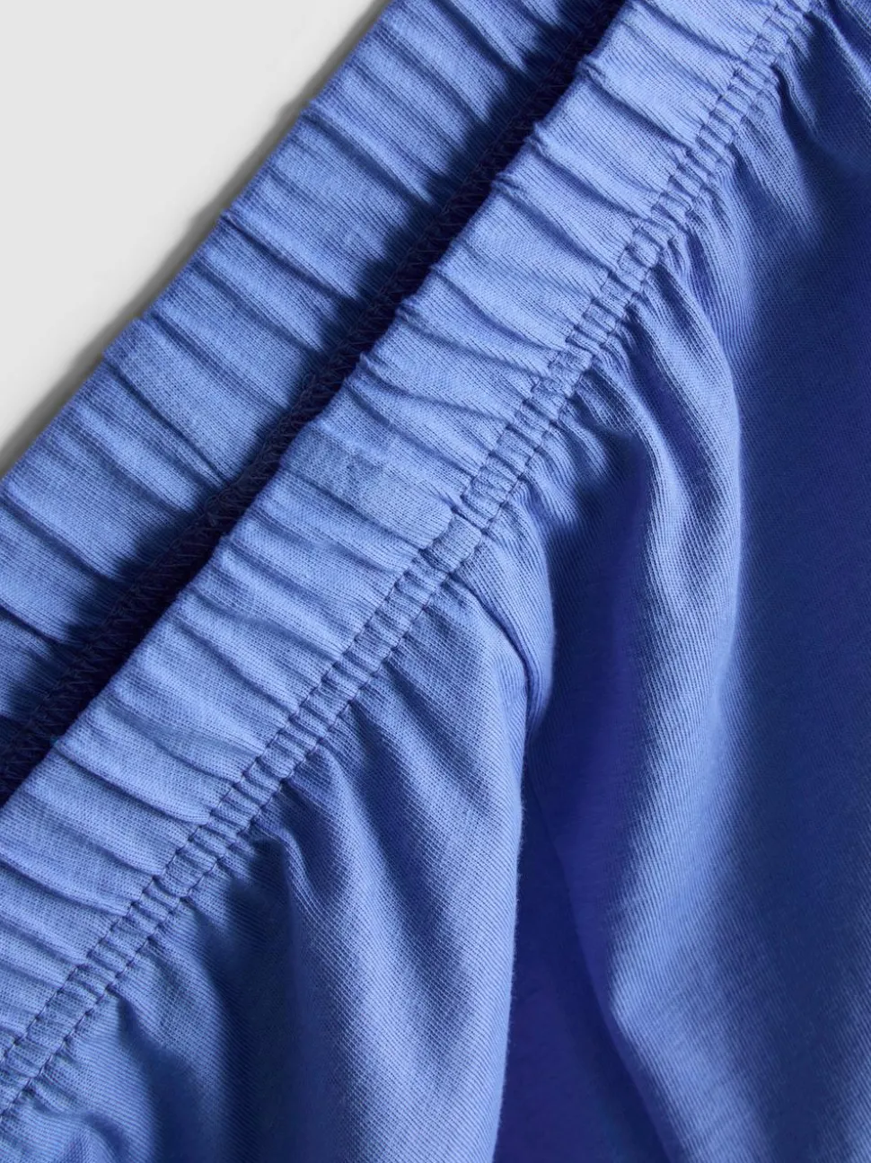 Schlafanzug aus T-Shirt und Shorts