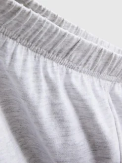 Schlafanzug aus T-Shirt und Shorts