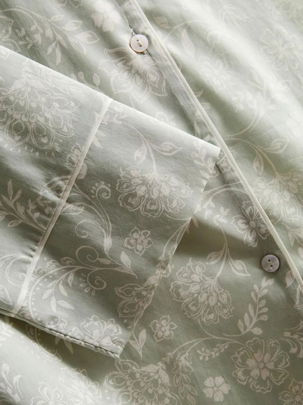 Schlafanzughemd aus reiner Baumwolle mit Blumenmuster