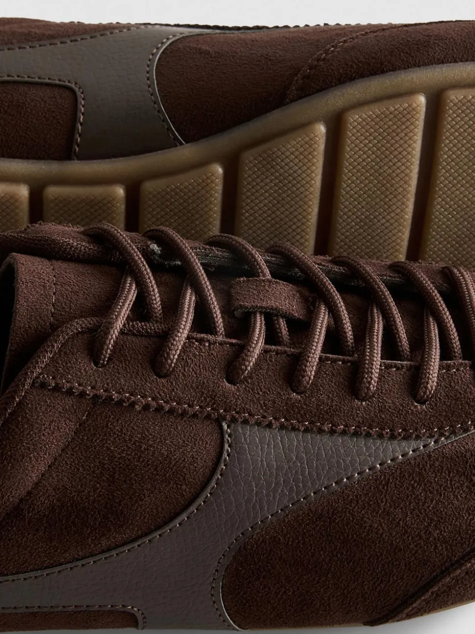 Schmale „By Coleen“ Low-Top-Sneaker in Wildleder-Optik