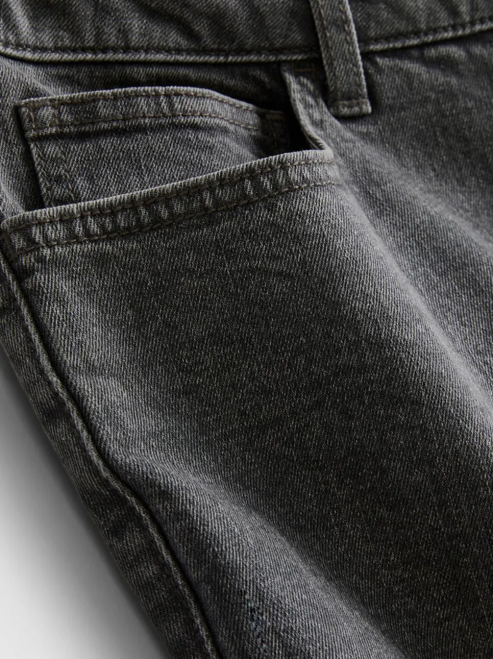 Schmale Jeansshorts mit mittlerer Leibhöhe