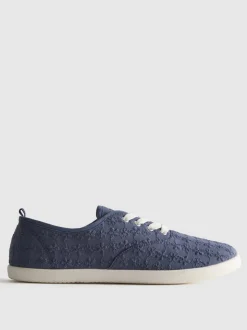 Schnürsneaker mit Lochstickerei