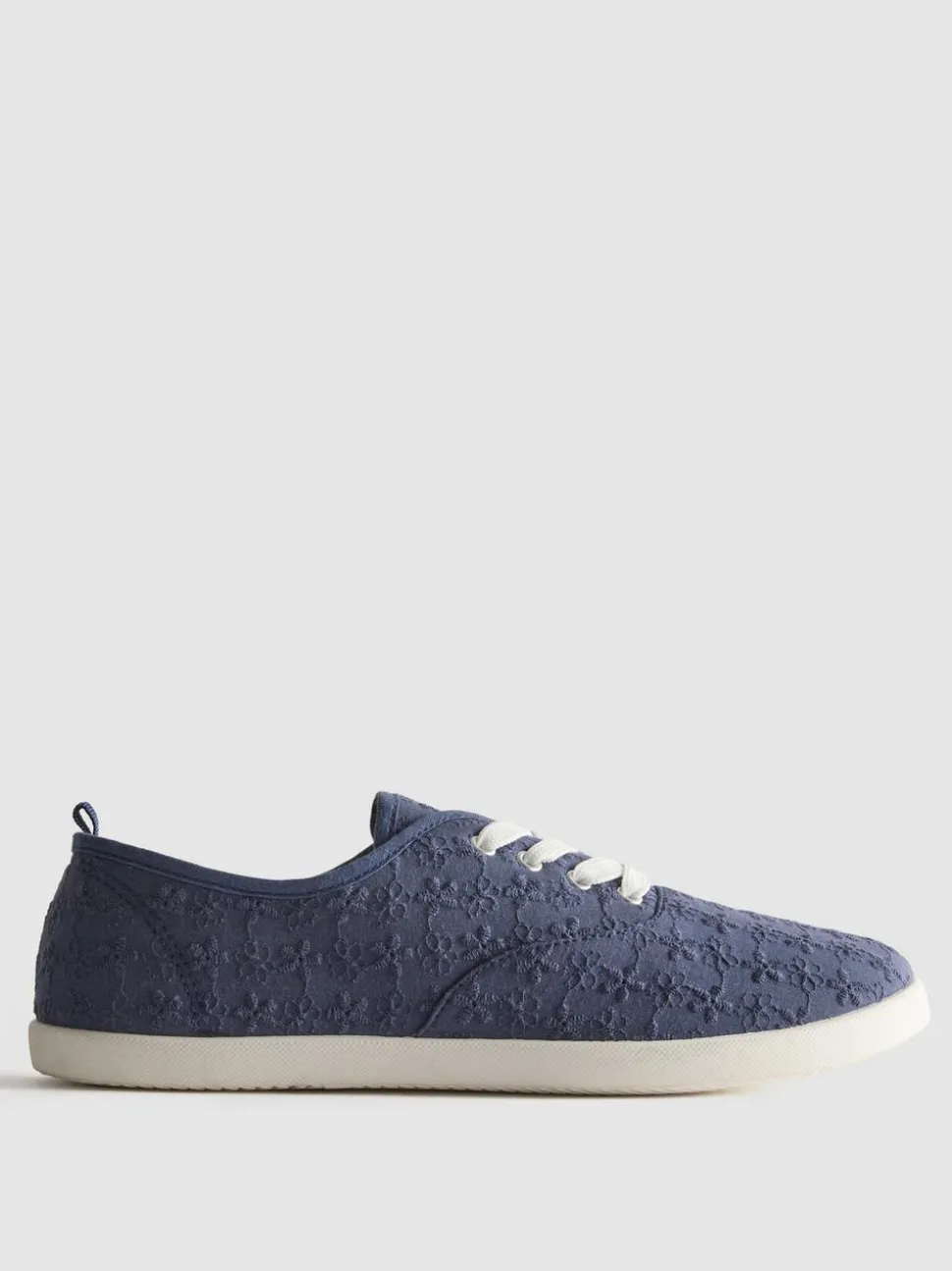 Schnürsneaker mit Lochstickerei