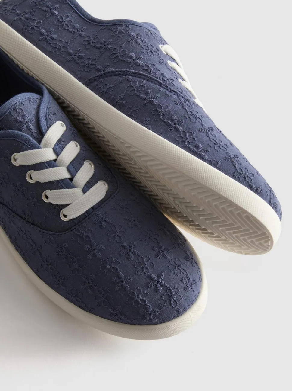 Schnürsneaker mit Lochstickerei