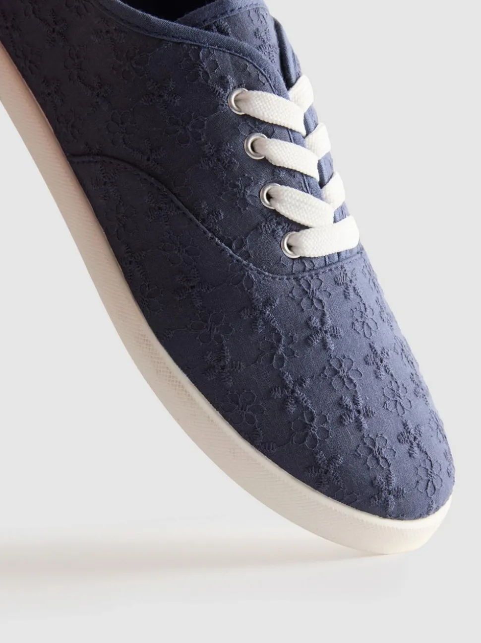 Schnürsneaker mit Lochstickerei