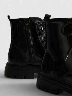Schnürstiefeletten