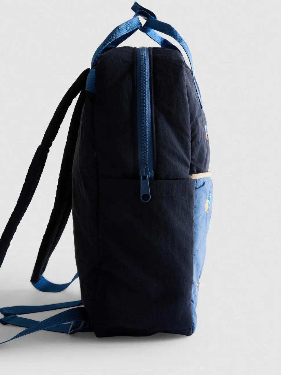 Schulrucksack mit Stickerei