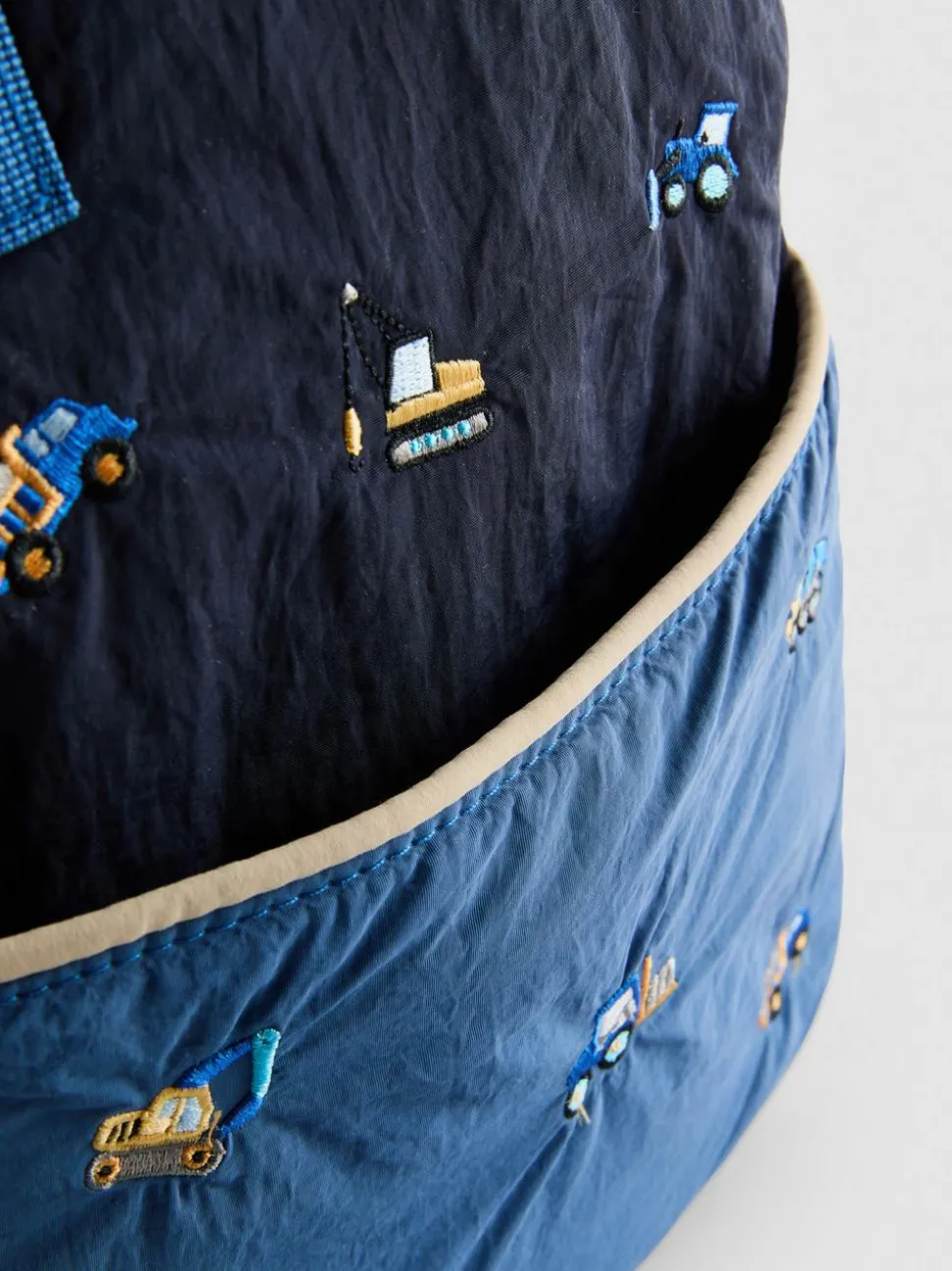 Schulrucksack mit Stickerei