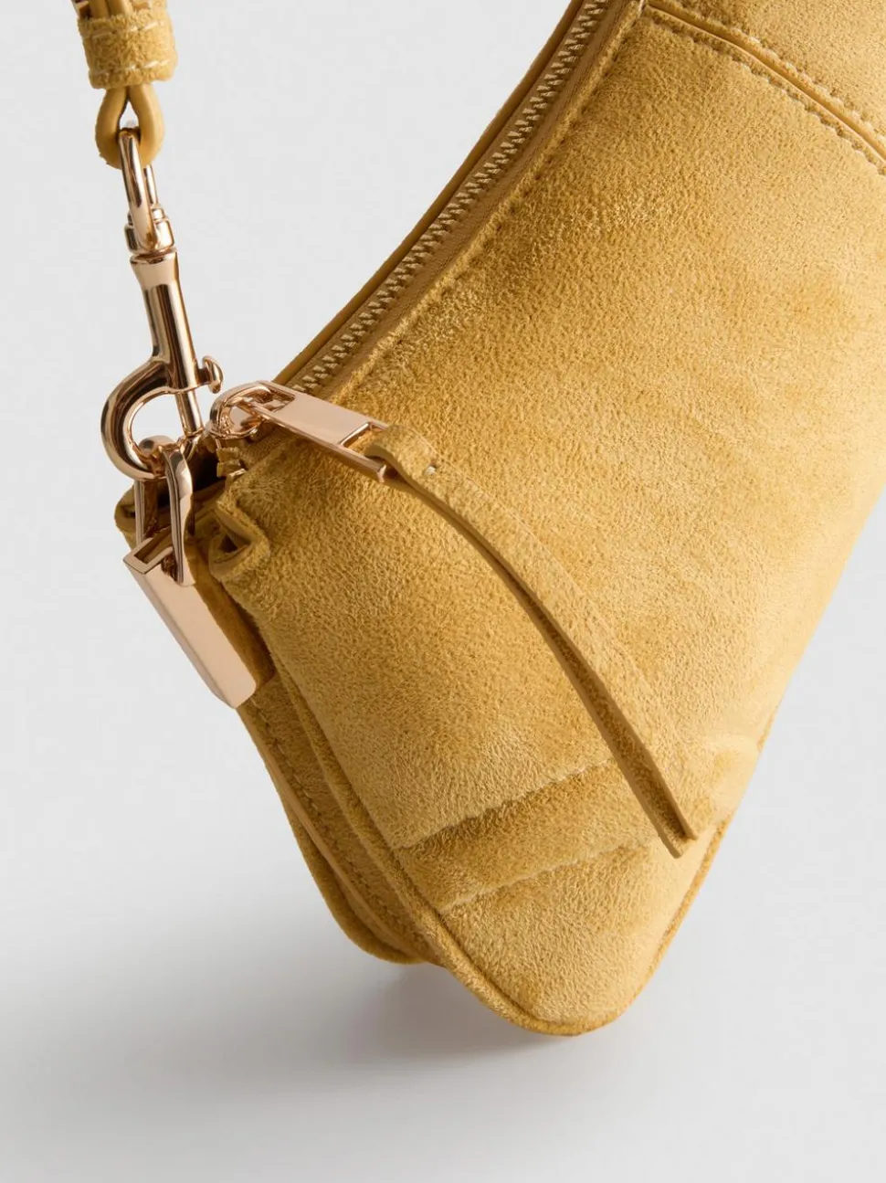 Schultertasche in Wildleder-Optik