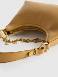 Schultertasche mit Anhängern
