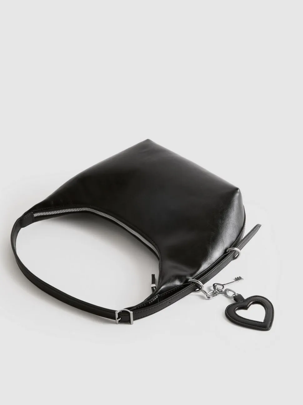 Schultertasche mit Herzanhänger