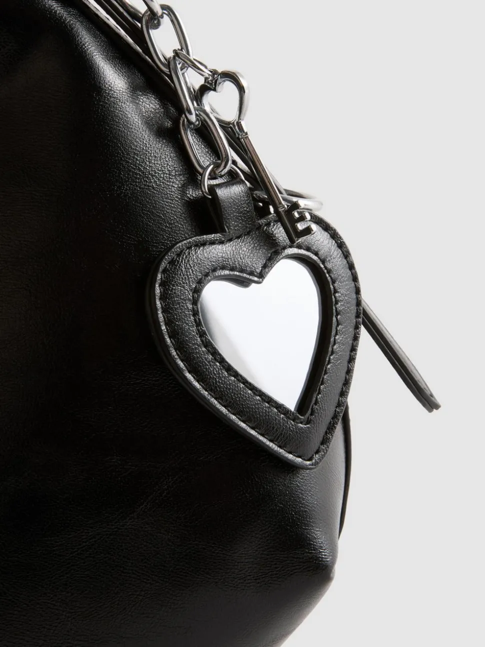 Schultertasche mit Herzanhänger