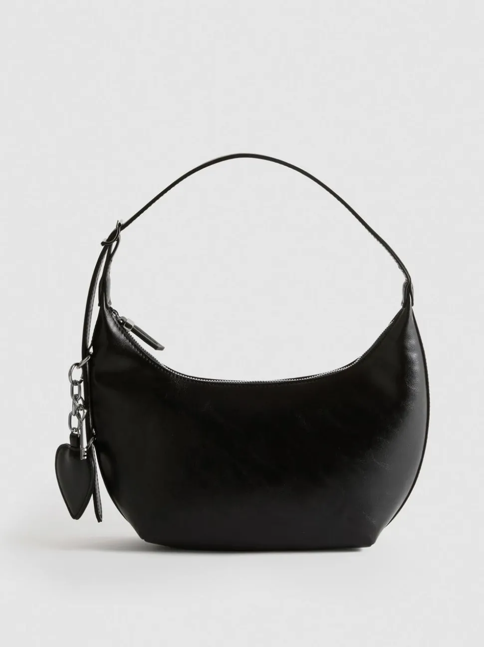 Schultertasche mit Herzanhänger
