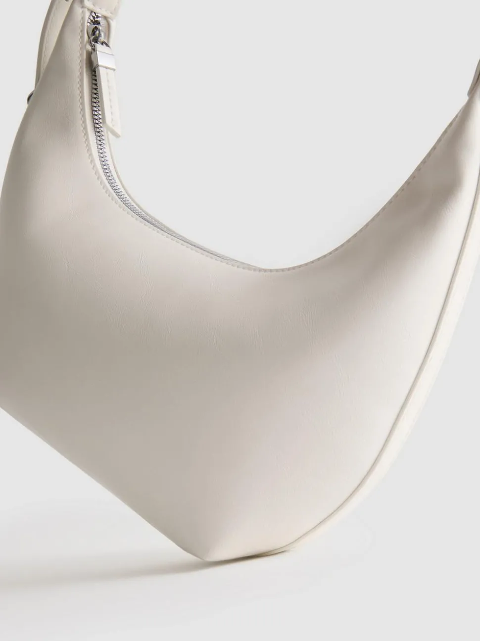 Schultertasche mit Herzanhänger