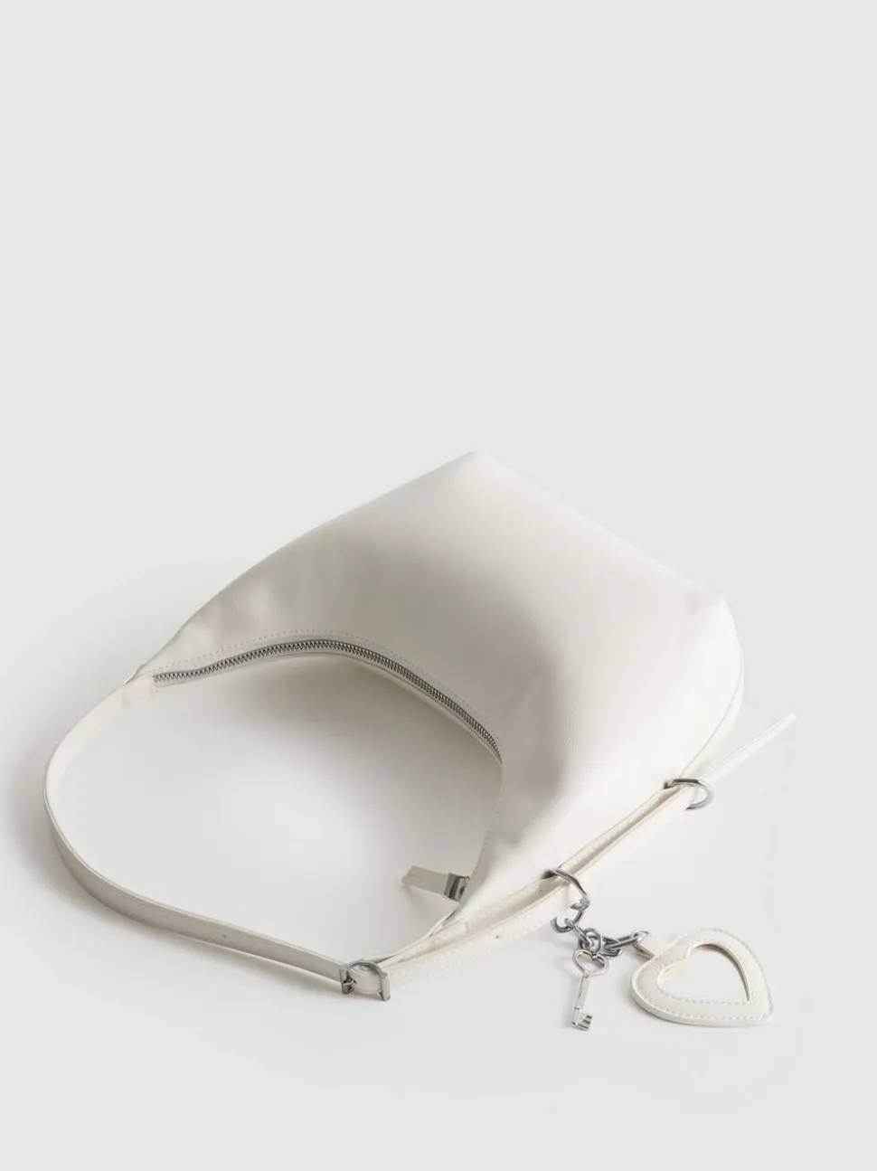 Schultertasche mit Herzanhänger