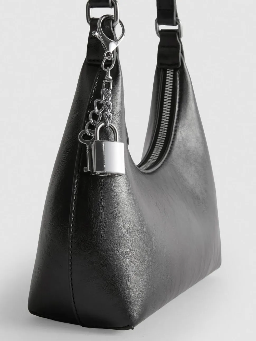 Schultertasche mit Schlossanhänger