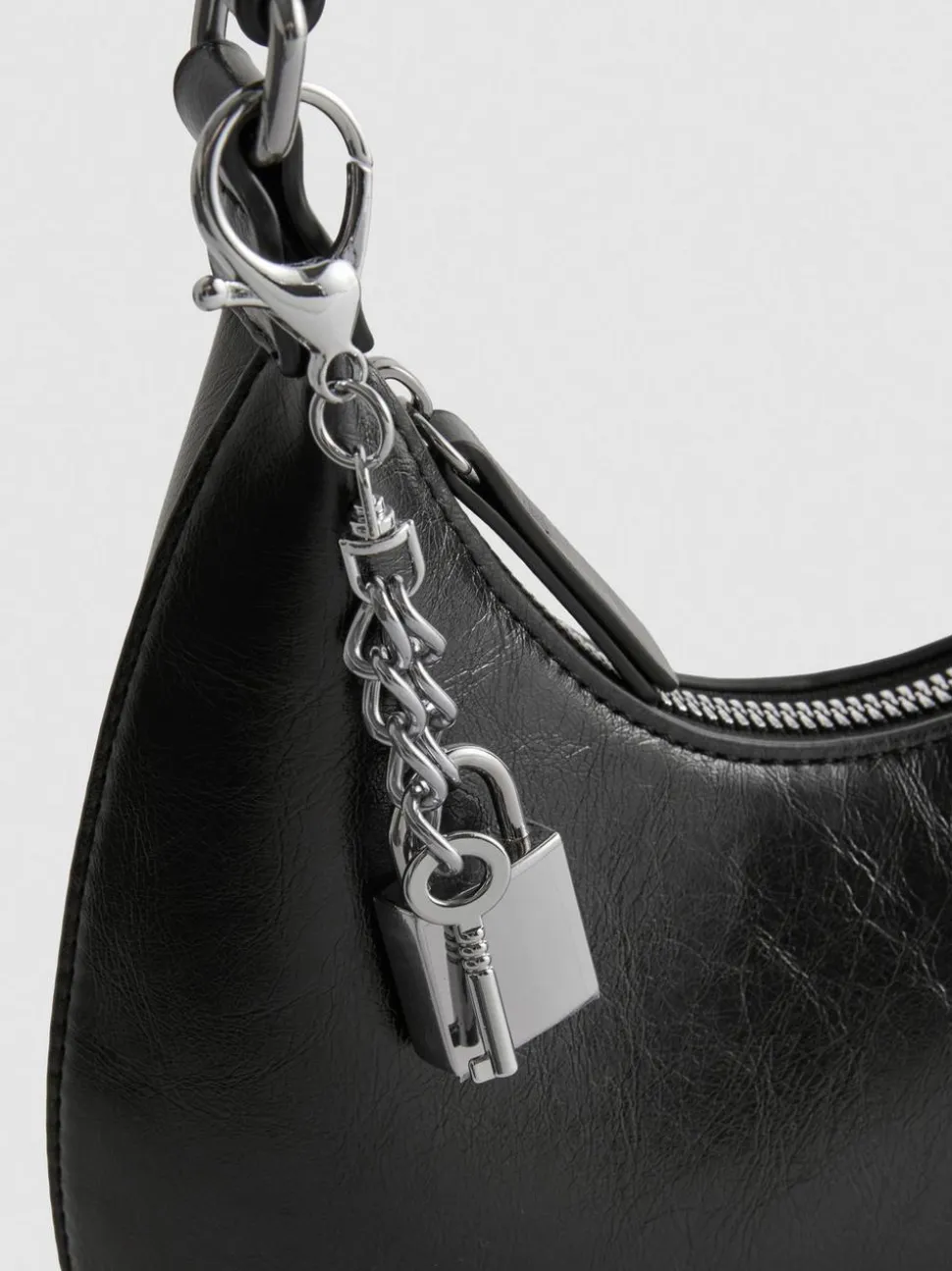 Schultertasche mit Schlossanhänger