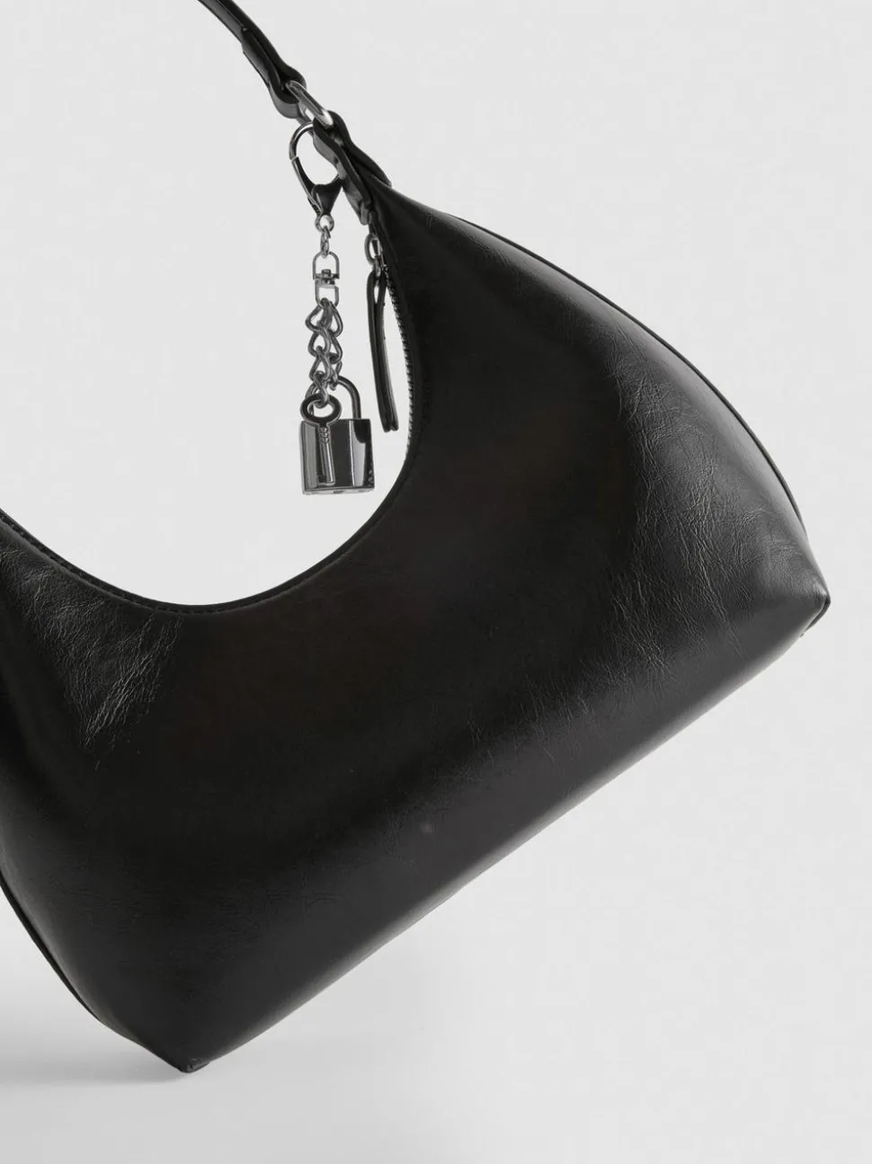 Schultertasche mit Schlossanhänger