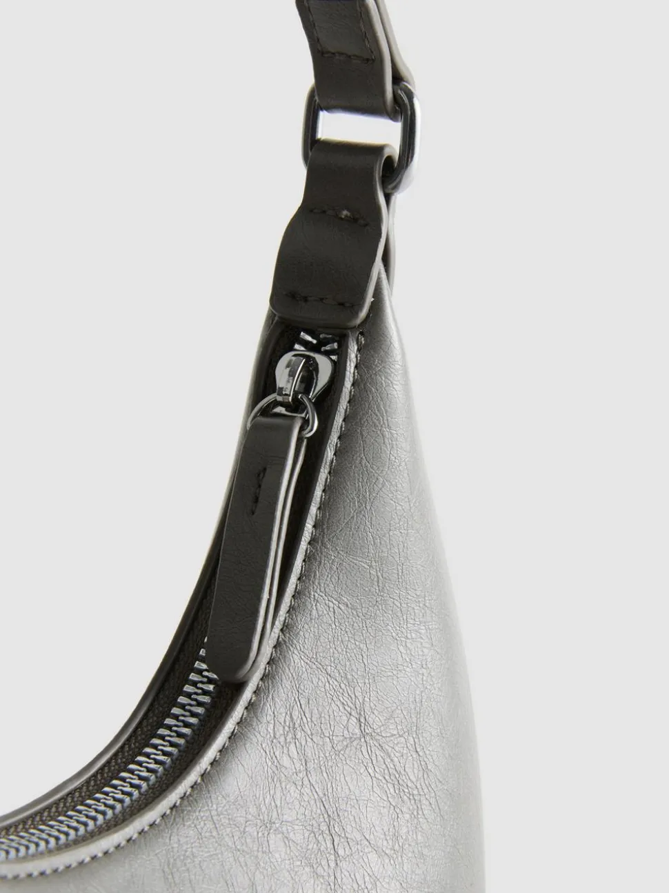 Schultertasche mit Schlossanhänger