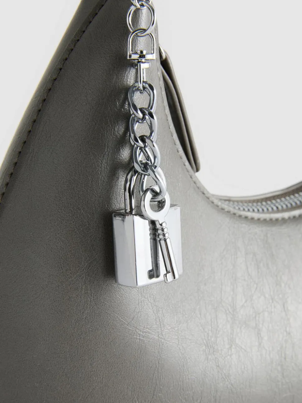 Schultertasche mit Schlossanhänger