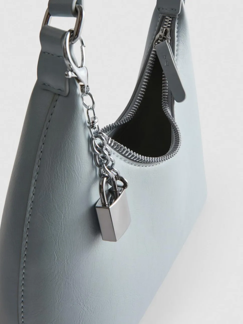 Schultertasche mit Schlossanhänger