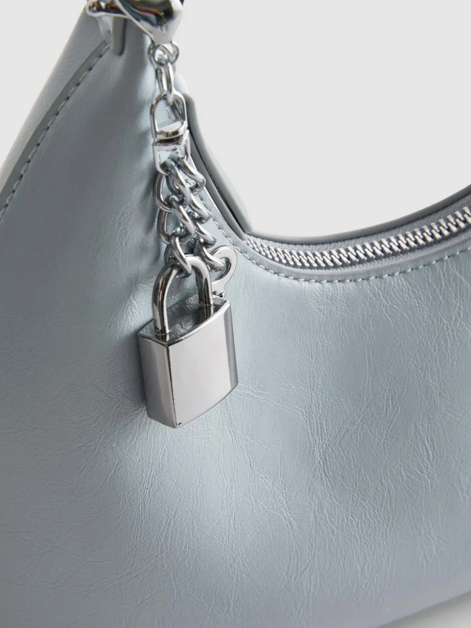 Schultertasche mit Schlossanhänger