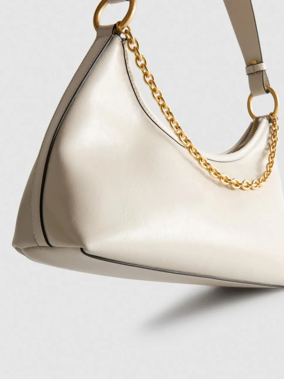 Schultertasche mit Zierkette