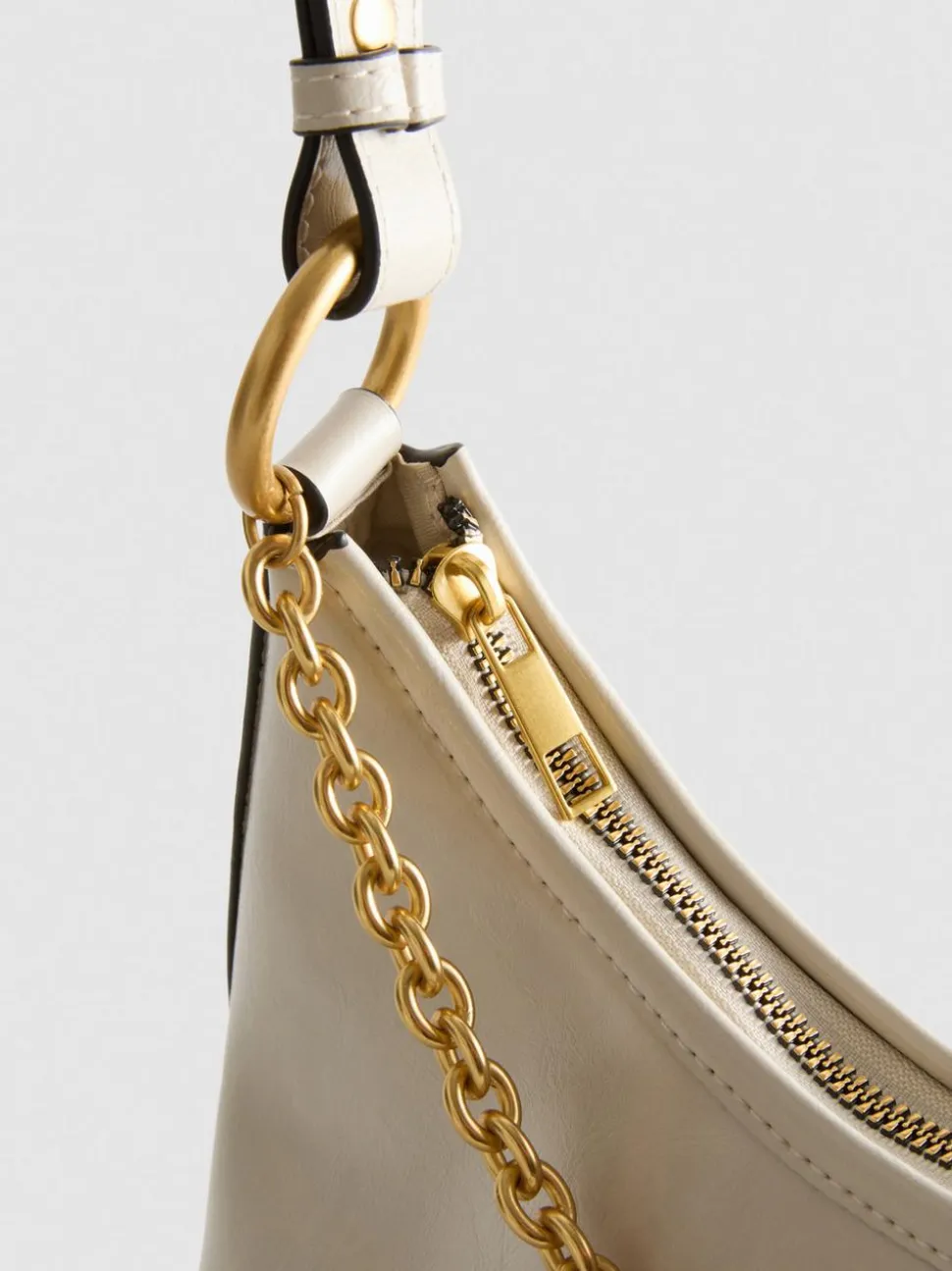 Schultertasche mit Zierkette