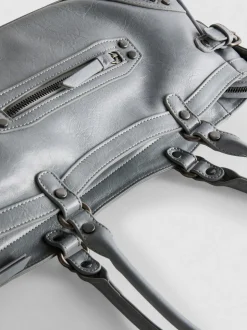 Schultertasche mit Zierschnallen