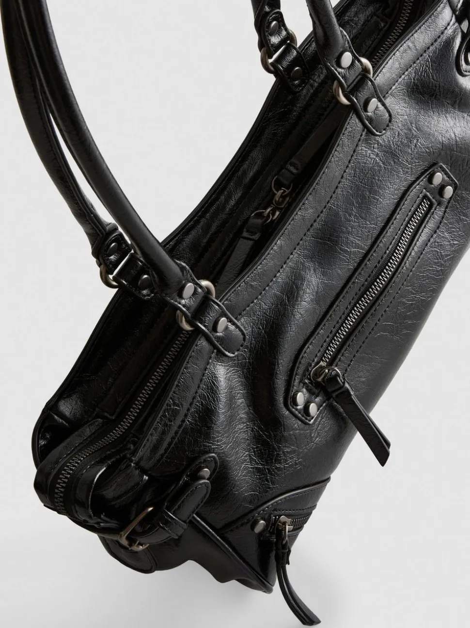 Schultertasche mit Zierschnallen
