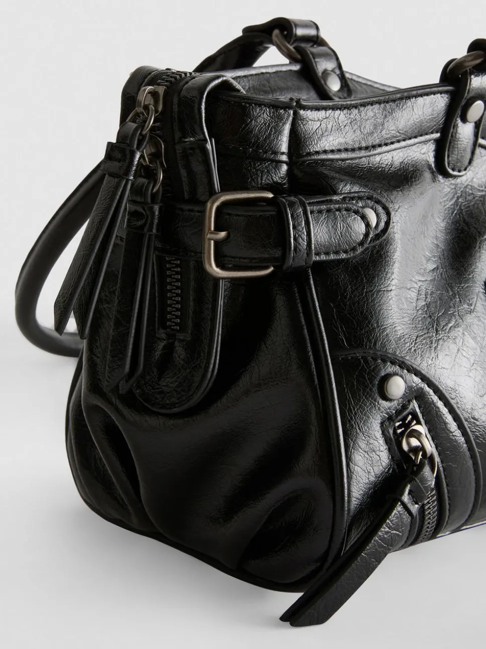 Schultertasche mit Zierschnallen