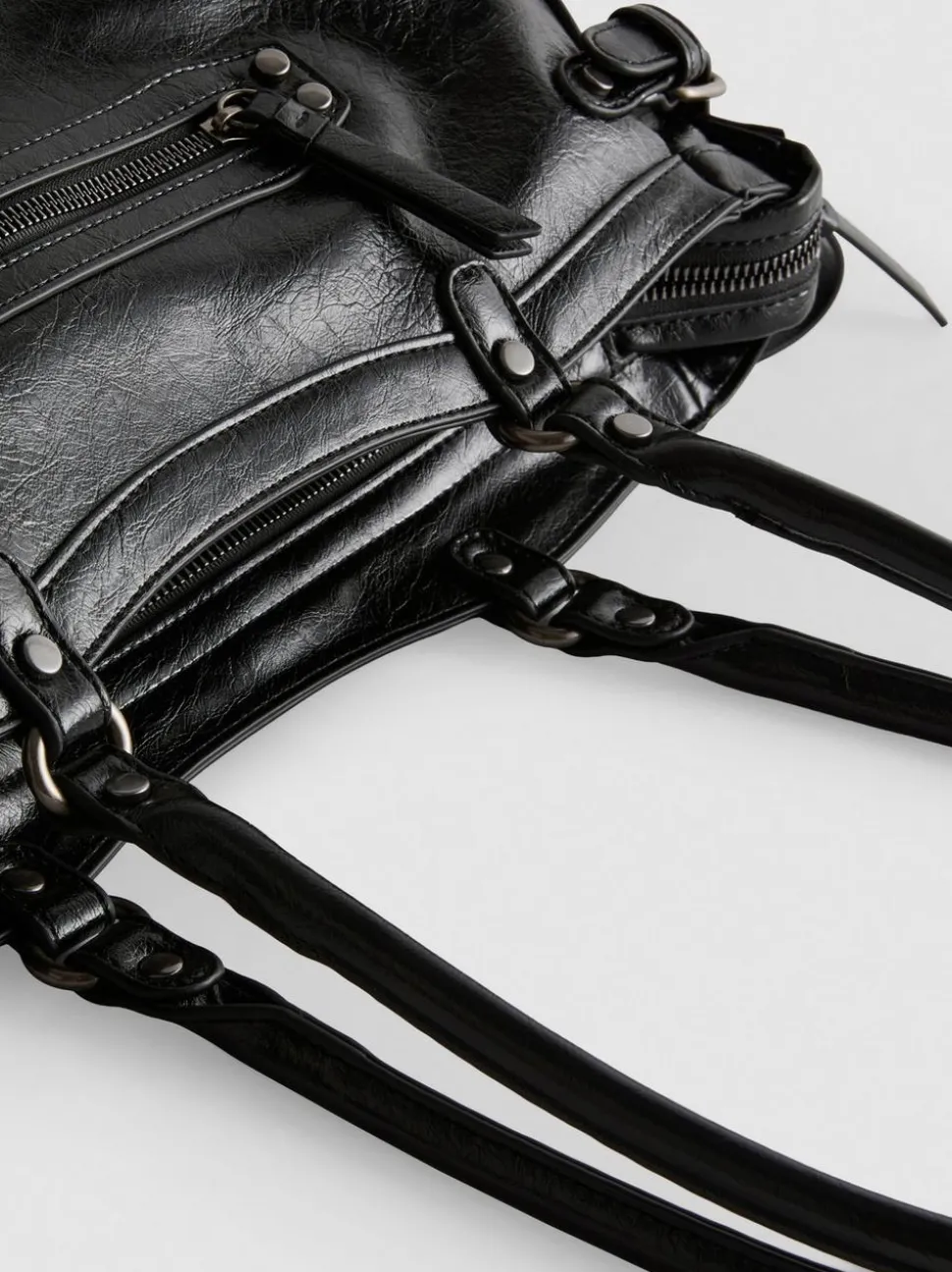 Schultertasche mit Zierschnallen