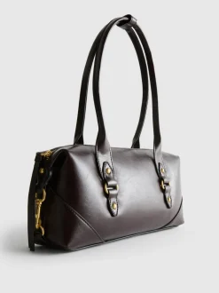 Schultertasche mit Zierschnallen