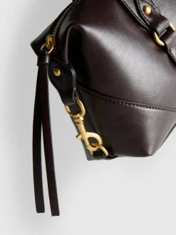 Schultertasche mit Zierschnallen