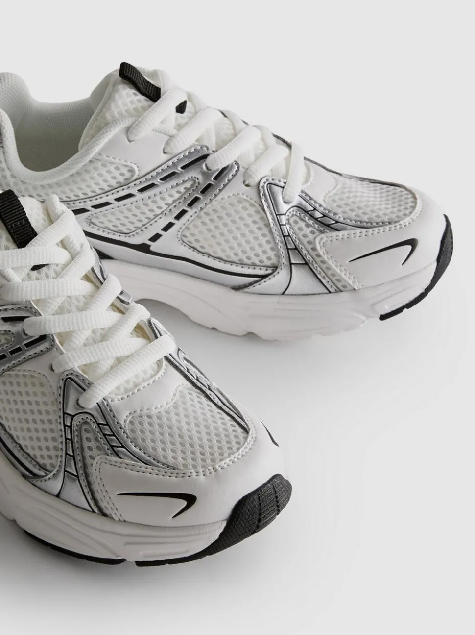 Sneaker mit dicker Sohle