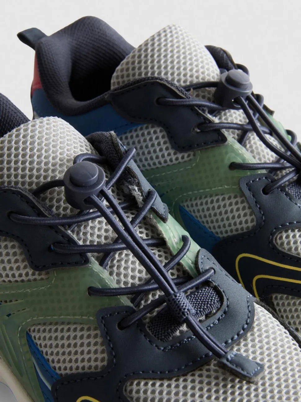 Sneaker mit dicker Sohle