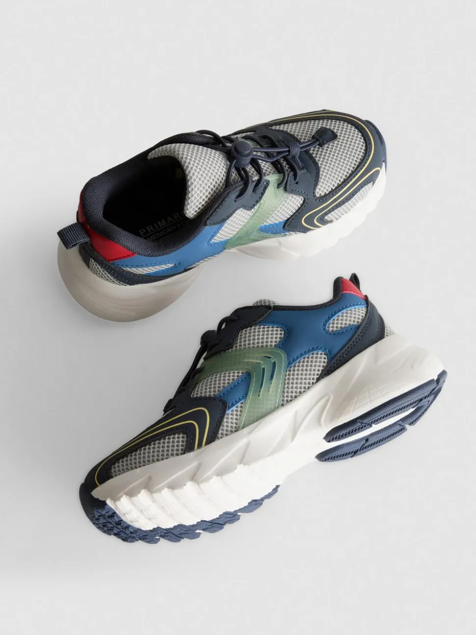 Sneaker mit dicker Sohle