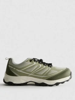 Sneaker mit dicker Sohle und Knebelverschluss