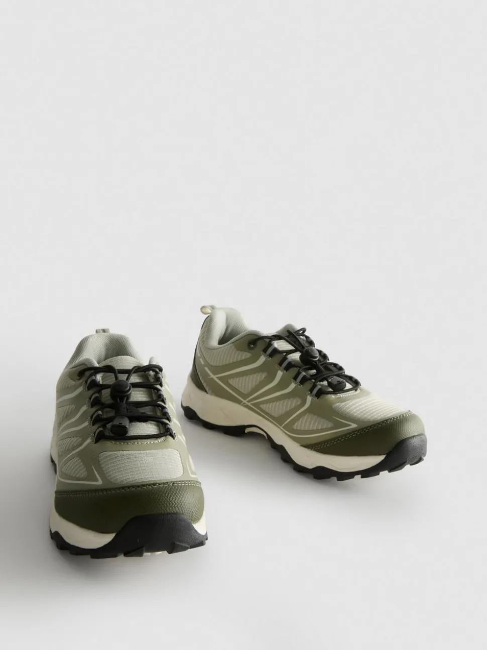 Sneaker mit dicker Sohle und Knebelverschluss