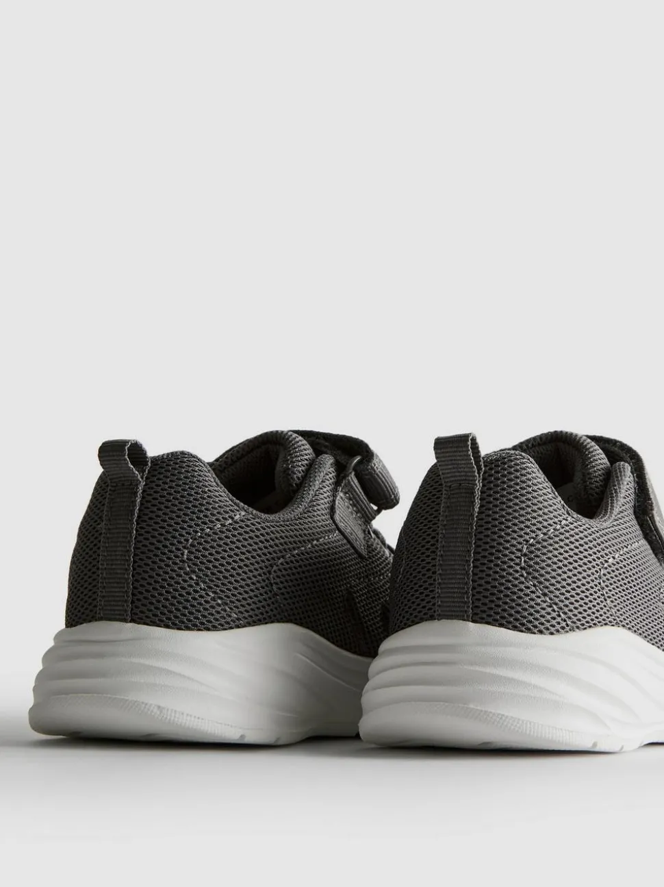 Sneaker mit Klettverschluss