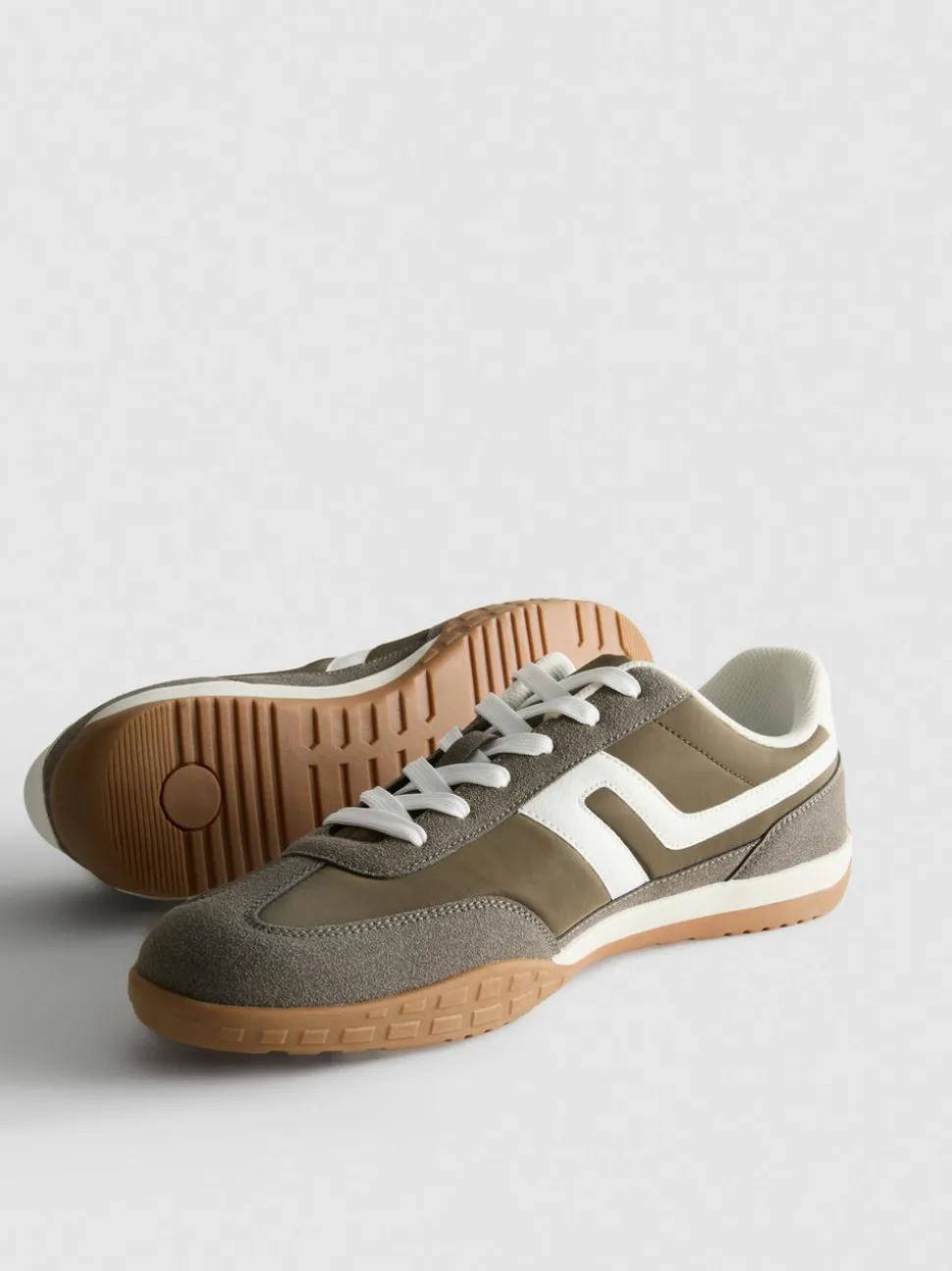 Sneaker mit kontrastfarbenen Einsätzen