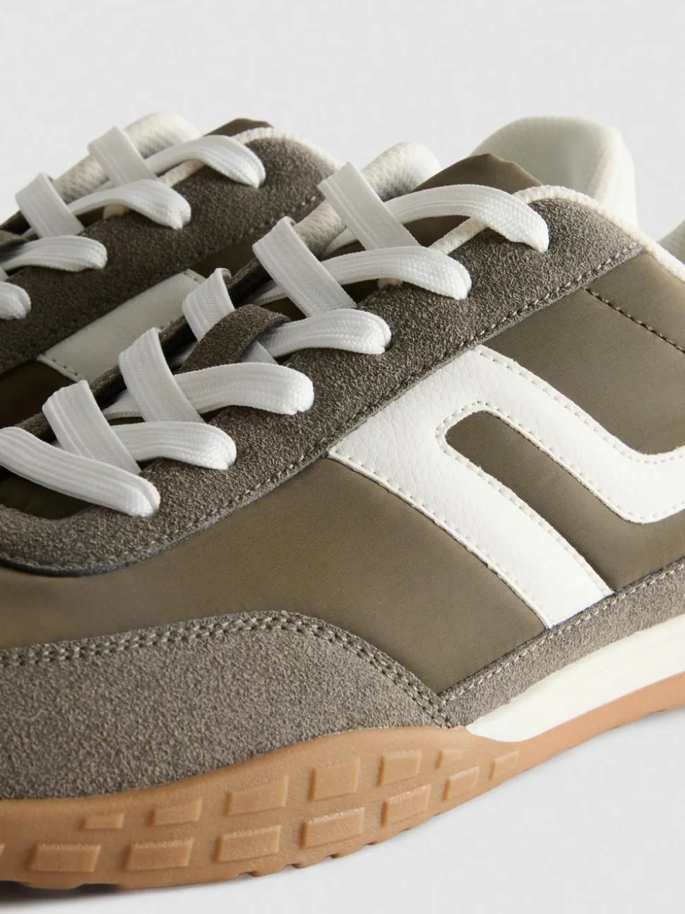 Sneaker mit kontrastfarbenen Einsätzen