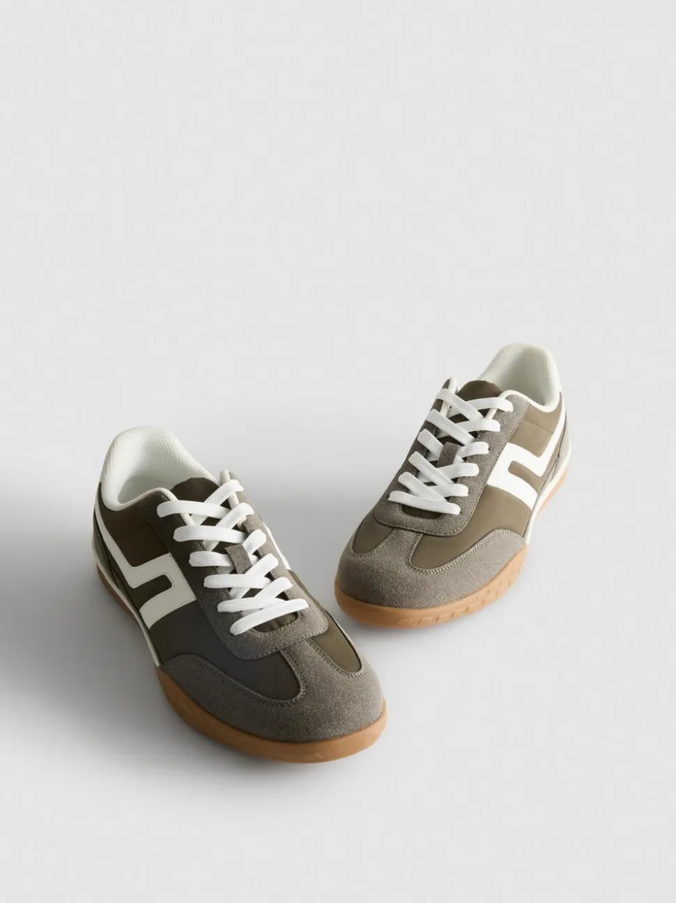 Sneaker mit kontrastfarbenen Einsätzen