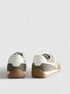Sneaker mit kontrastfarbenen Einsätzen